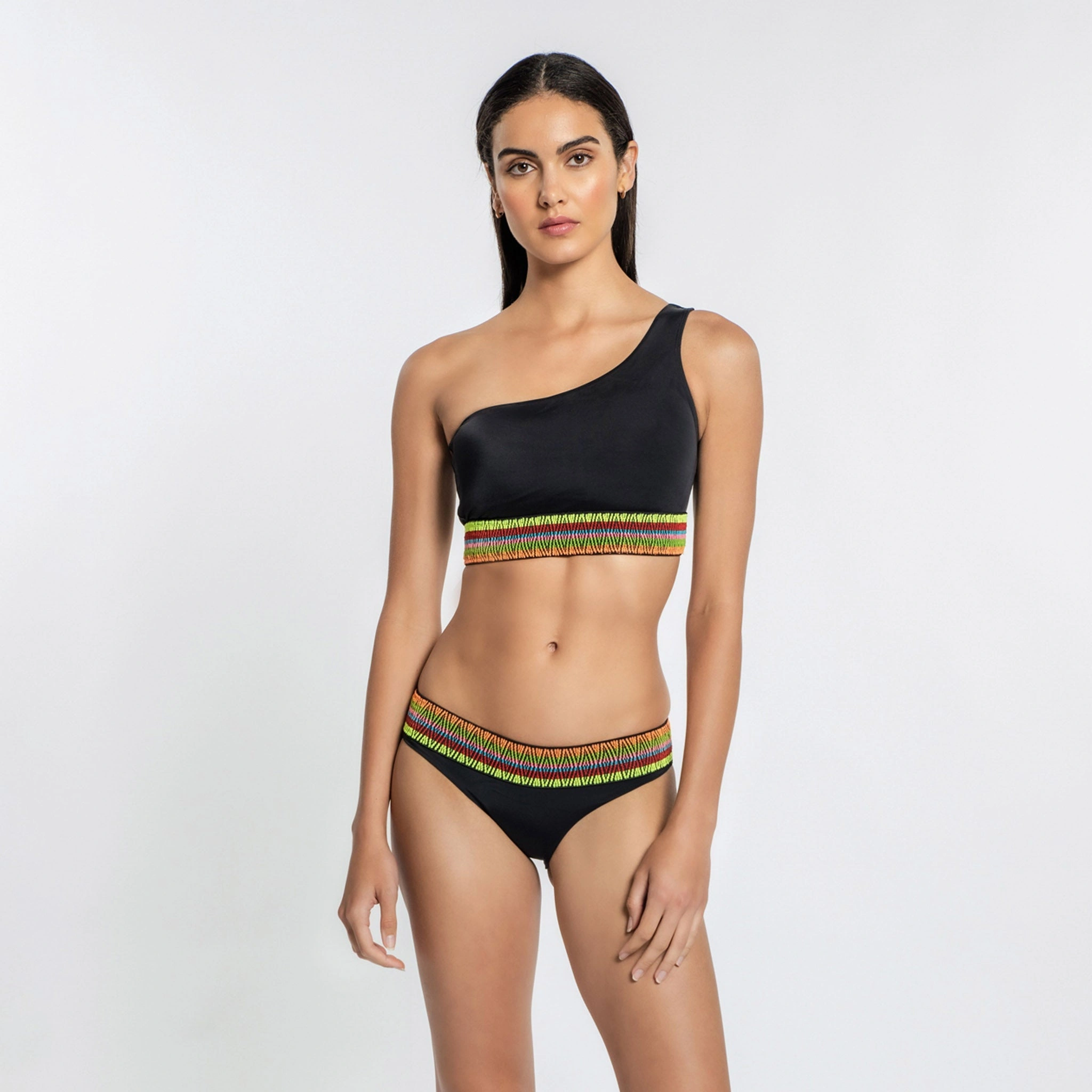 Zoni Bikini Üstü: Plajda parlayacak stilin, özgüvenin ve yazın büyüsü!